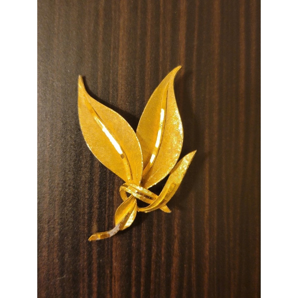 Vintage Signed BSK Gold Tone Leaf Brooch
